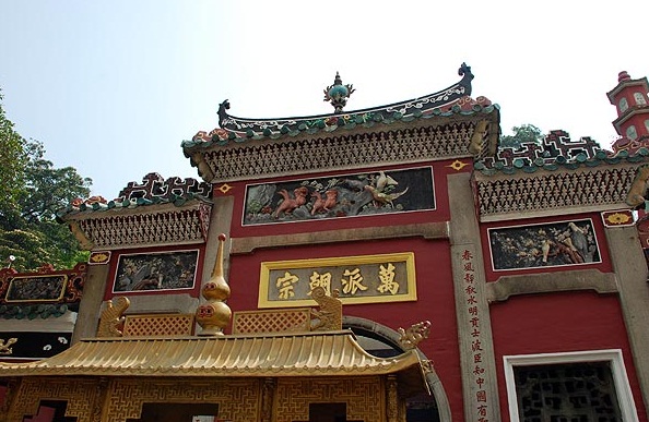 INTRICATE CARVINGS ON THE A-MA TEMPLE IN MACAU