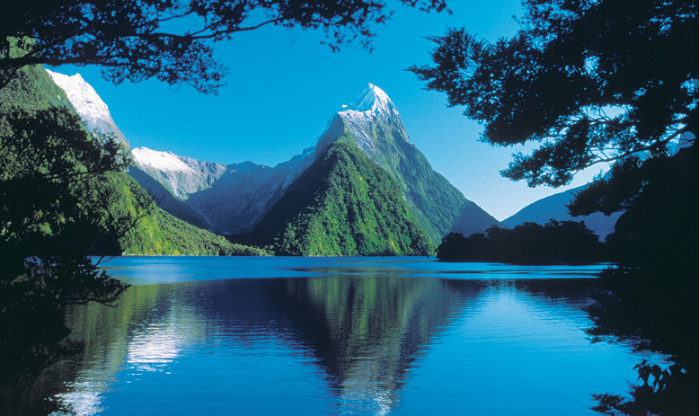 PICTURESQUE MILFORD SOUND, NEW ZEALAND 