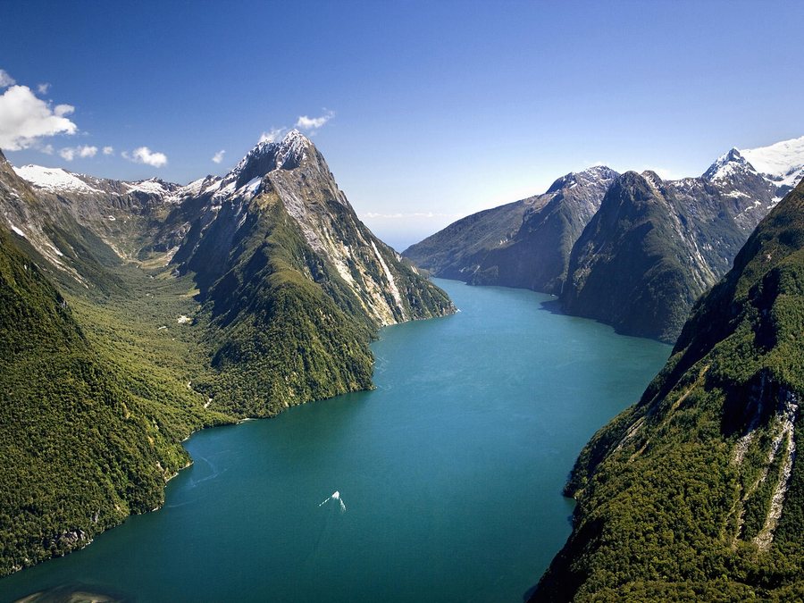 TURQUOISE GREEN WATER AND THE MILFORD SOUND, NEW ZEALAND 