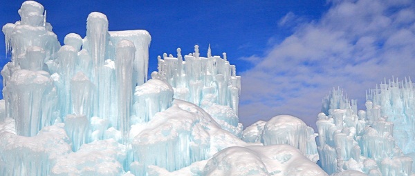 LARGE STRUCTURES OF ICE CASTLES IN SILVERTHORNE