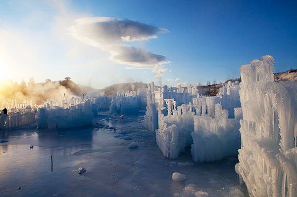 STRUCTURES OF ICE CASTLES IN SILVERTHORNE